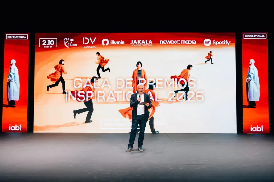 Miguel Pereira en el escenario de la gala final de Inspirational'25, de IAB Spain, ante el público asistente.