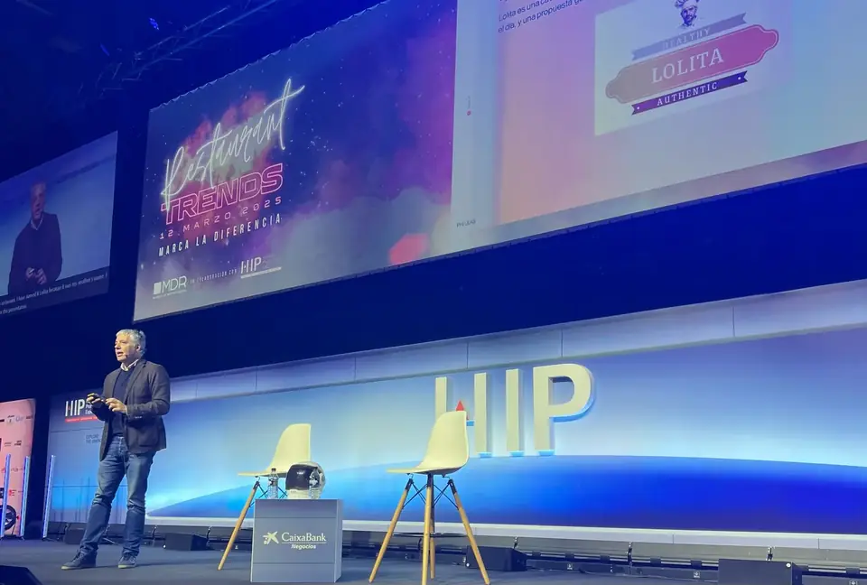 Miguel Pereira hablando de inteligencia artificial en el escenario de Restaurant Trends.