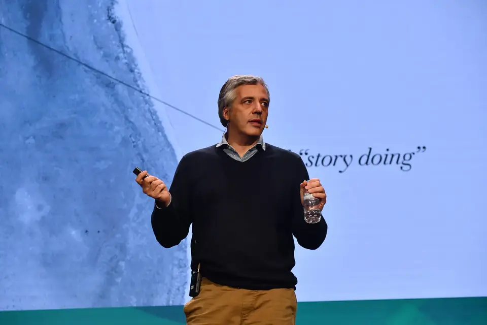 Miguel Pereira, en primer plano y con micrófono de diadema, durante una ponencia sobre marca y contenido.