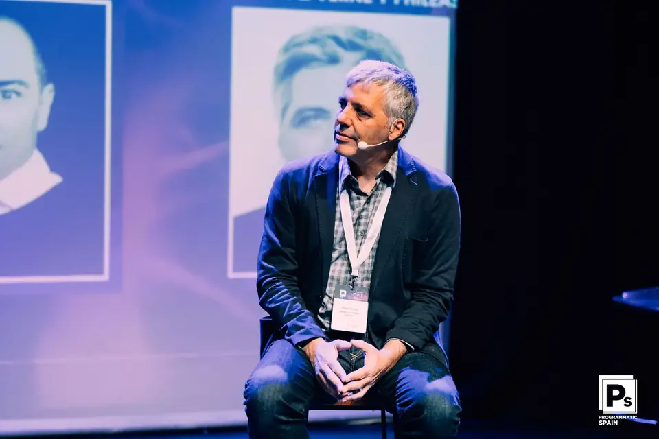 Miguel Pereira presentando herramientas de IA generativa en el escenario de NxtBigThing, de Programmatic Spain, en 2025.