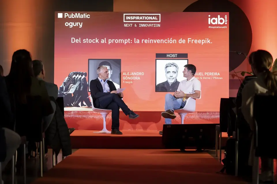 Miguel Pereira conversando con Alejandro Góngora en el escenario de Inspirational'25.