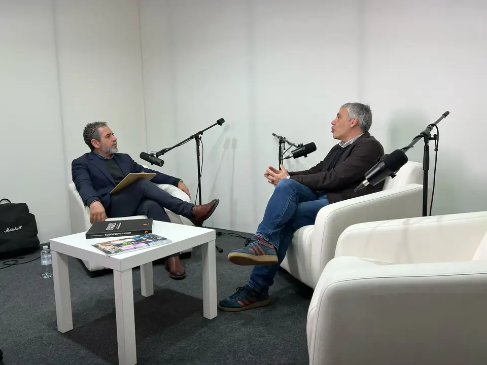 Miguel Pereira grabando un podcast con micrófono de estudio.